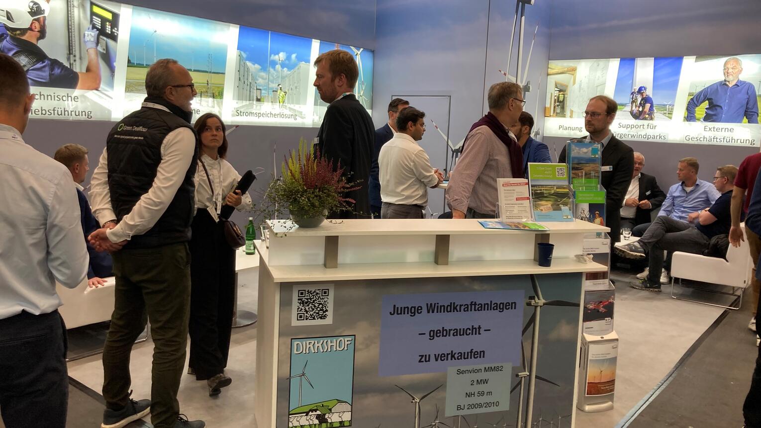 Am Dirkshof-Stand auf der WindEnergy-Messe sammeln sich Besuchende.