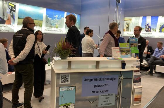 Am Dirkshof-Stand auf der WindEnergy-Messe sammeln sich Besuchende.