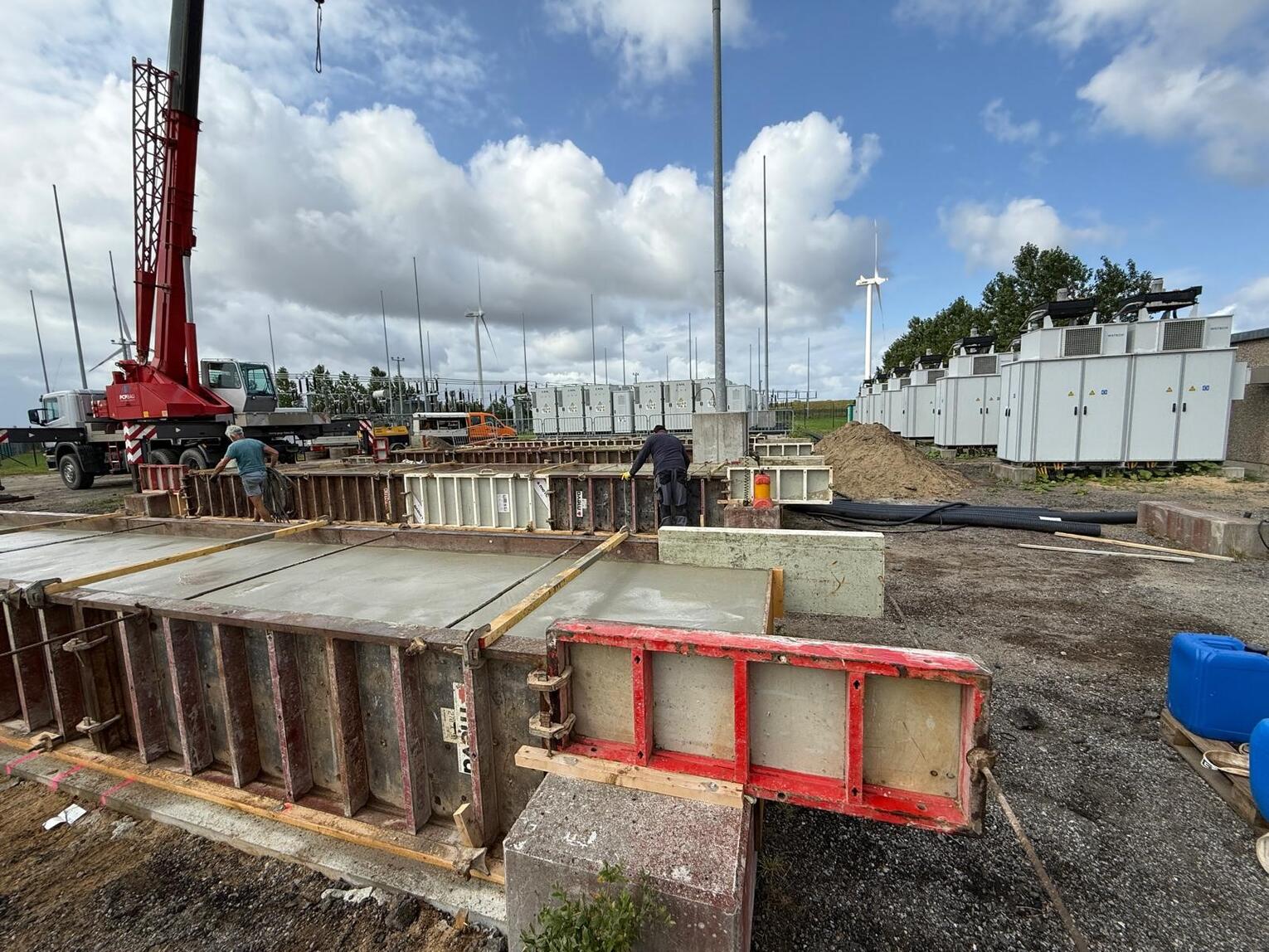 Fundamentarbeiten für den 40MW_Speicher in den Reußenkögen, Kran im Hintergrund vor blauem Himmel