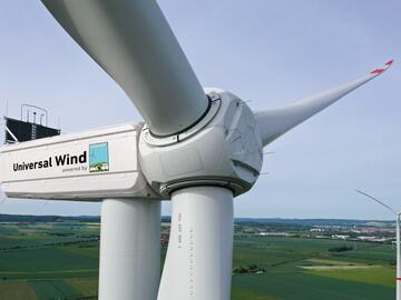 Nahaufnahme einer in Konstruktion befindlichen Windturbine, auf deren Seite das Dirkshof-Logo abgebildet ist.