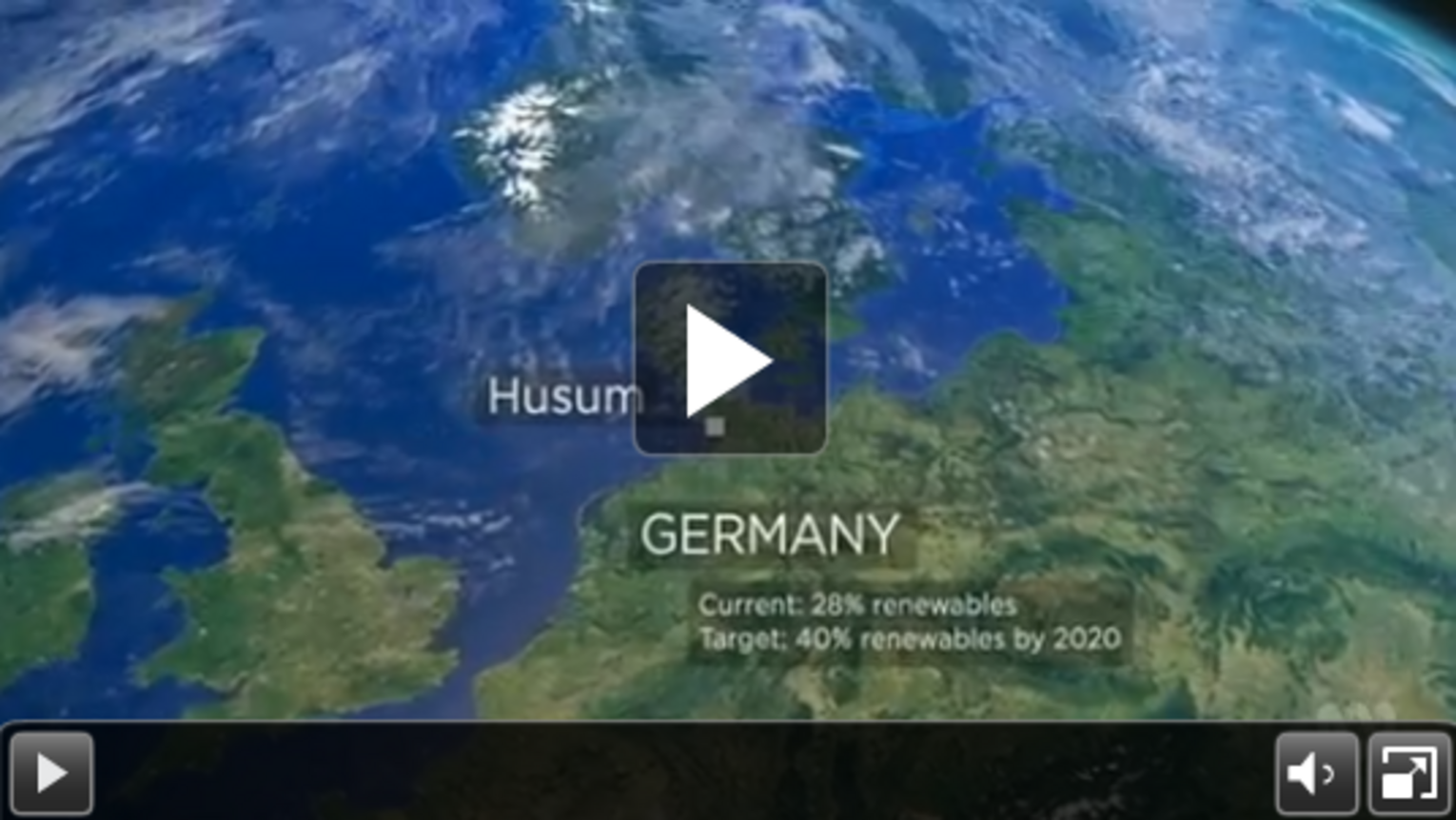 Ausschnitt einer australischen TV-Sendung, der eine herangezoomte Weltkarte zeigt, auf der Husum, Deutschland, zu sehen ist.
