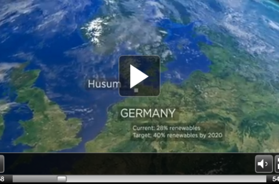 Ausschnitt einer australischen TV-Sendung, der eine herangezoomte Weltkarte zeigt, auf der Husum, Deutschland, zu sehen ist.