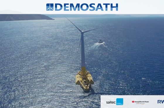 Eine Offshore-Windanlage von oben fotografiert, im Hintergrund Teile einer zerklüfteten Küste. Das Bild ist betitelt mit dem Wort DEMOSATH.
