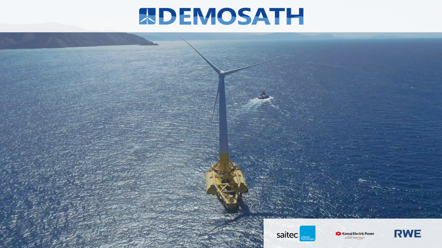 Eine Offshore-Windanlage von oben fotografiert, im Hintergrund Teile einer zerklüfteten Küste. Das Bild ist betitelt mit dem Wort DEMOSATH.