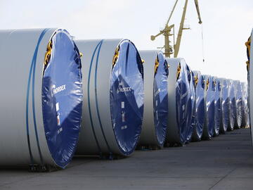 Teile eines Nordex-Windrads lagern am Hafen in Rostock, im Hintergrund ein Kran.