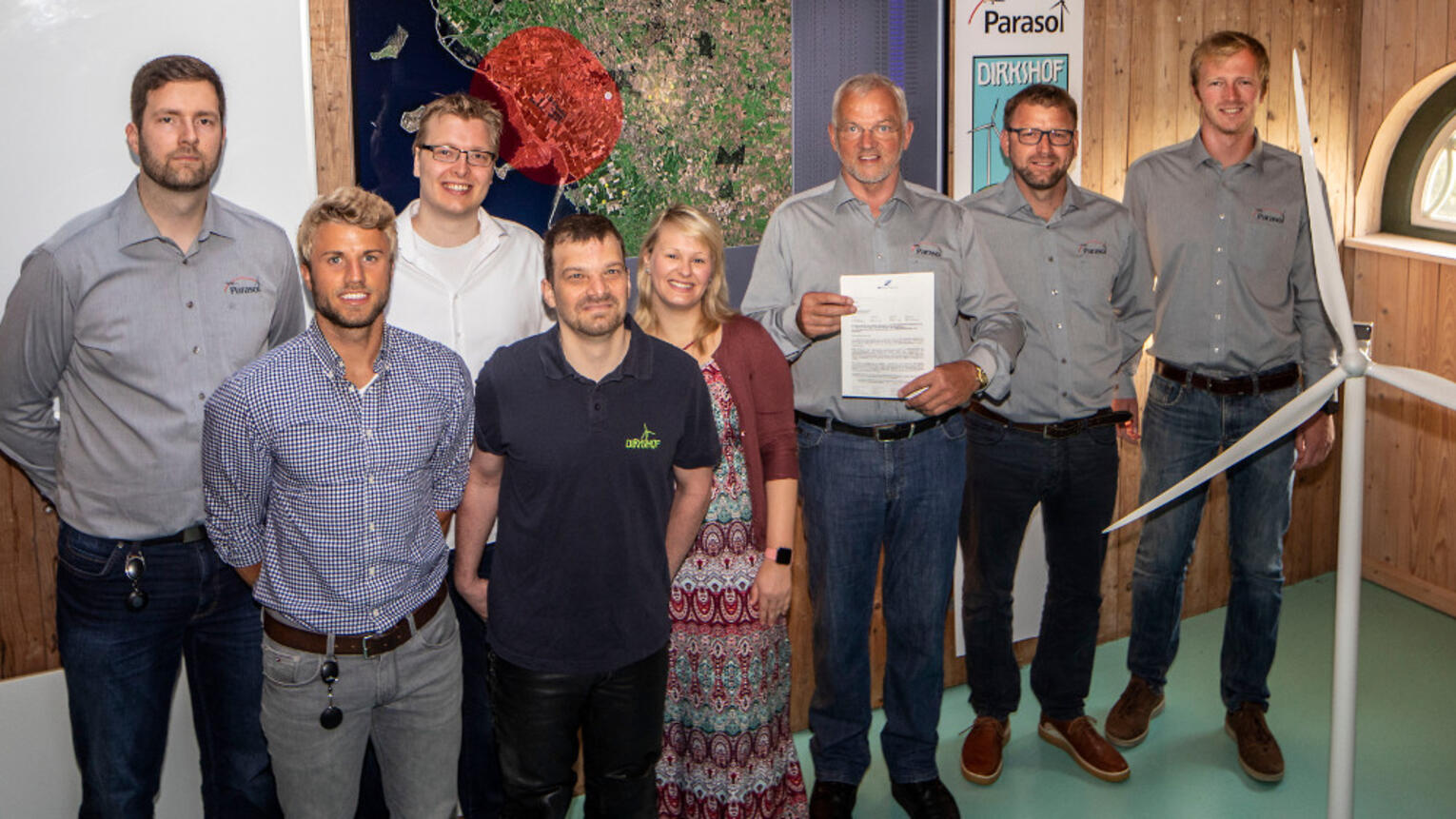 Das Team des Dirkshofs posiert in einem Innenraum für ein Gruppenfoto, alle lächeln, ein Mann hält ein Zertifikat in der Hand.