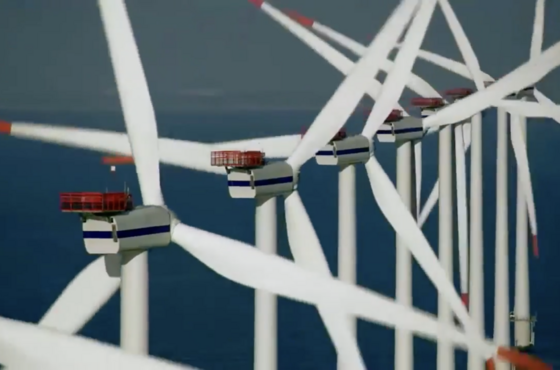 In diesem Ausschnitt der im News-Beitrag angesprochenen TV-Sendung sieht man weiß-rote Windräder vor der Küste.
