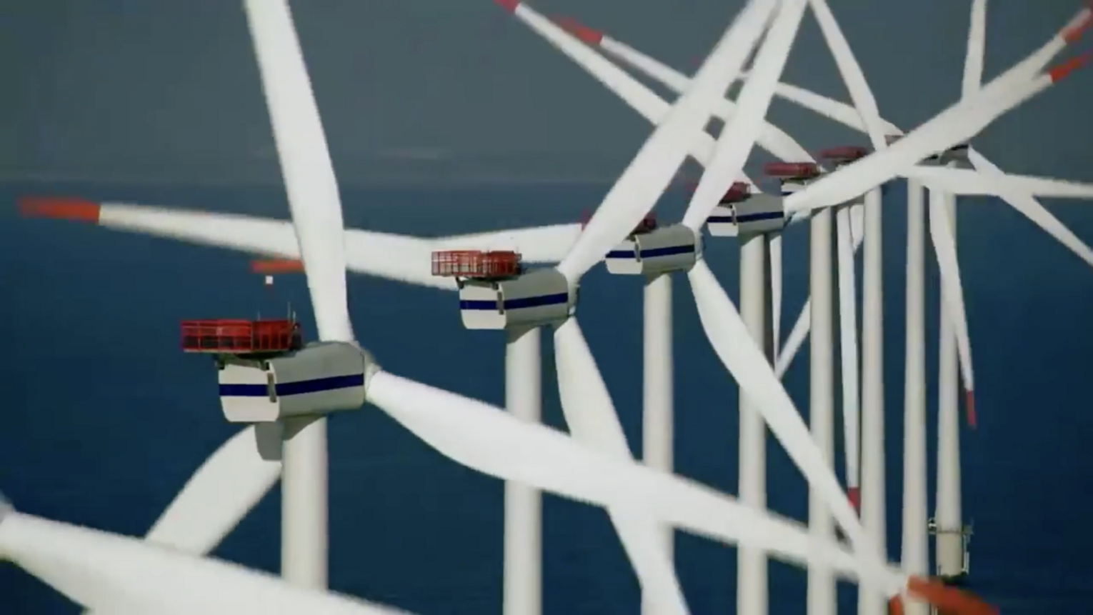 In diesem Ausschnitt der im News-Beitrag angesprochenen TV-Sendung sieht man weiß-rote Windräder vor der Küste.