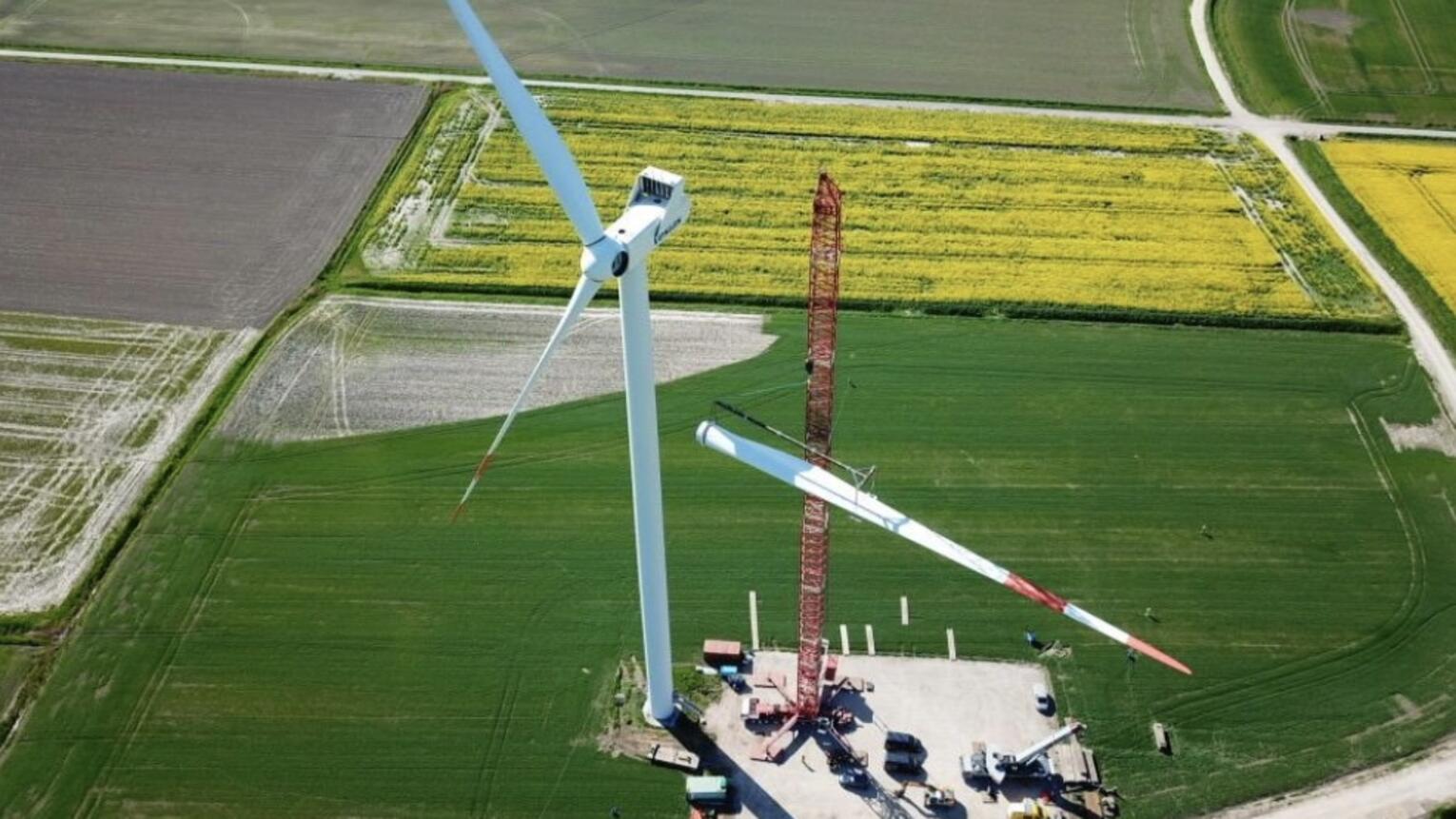 Baustelle Windkraftanlage mit Feldern im Hintergrund