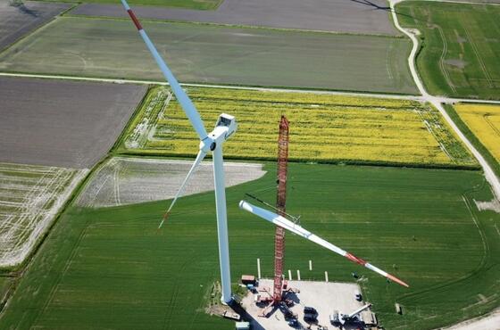 Baustelle Windkraftanlage mit Feldern im Hintergrund